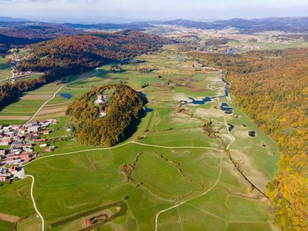 Kraško polje z najlepšim kraškim osamelcem v Sloveniji (Uroš Stepišnik)